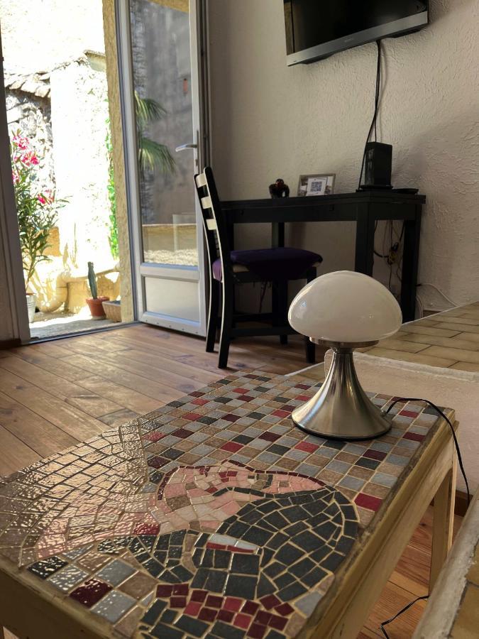 Studio Avec Terrasse Sur Cour, Authentique, Calme Avignon Bagian luar foto